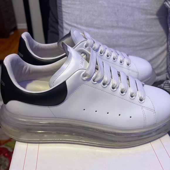 8/10 condition extra black laces worn 3 times box 10/10 condition.